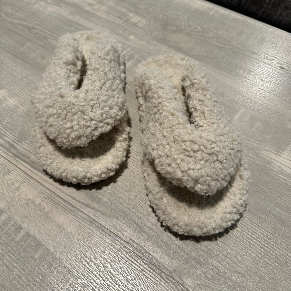Skims Teddy Slippers. Colour: Bone. Size: 36